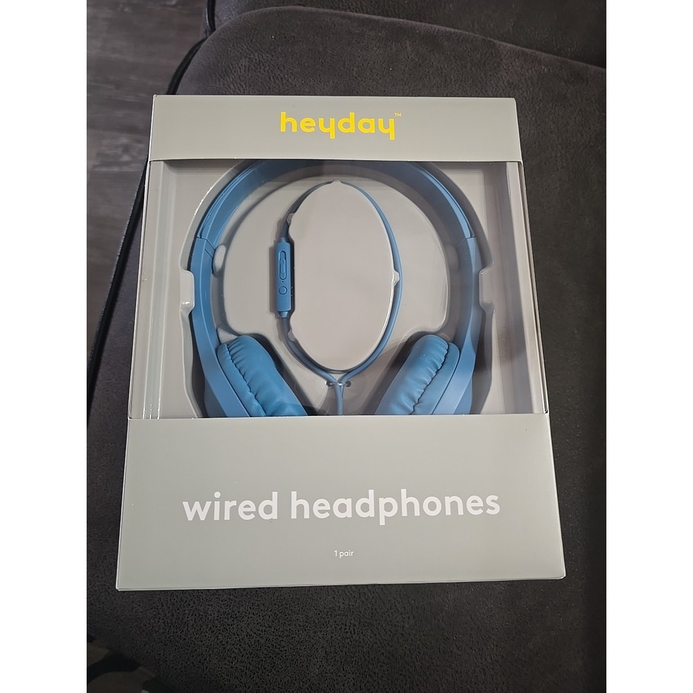 Heyday Wired Headphones Complete With Microphone With Remote‎ in Color: BLUEBIRD